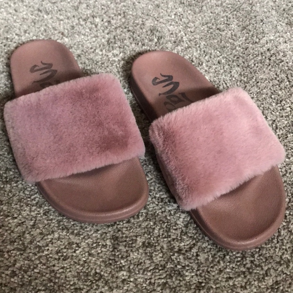 Mauve fur slides